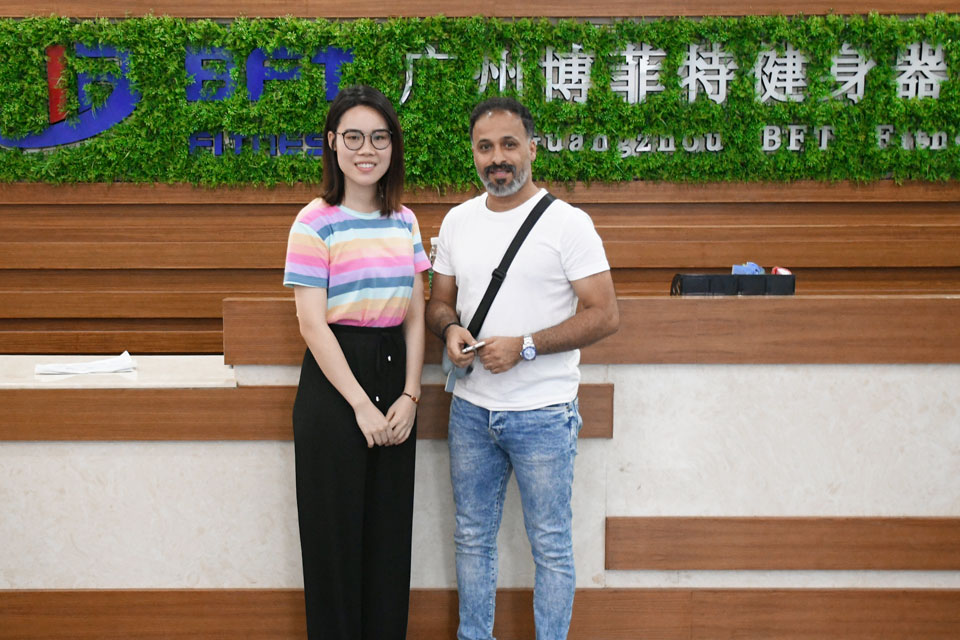 Saudi customers come to China to purchase gym equipment